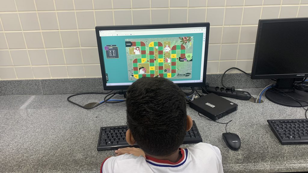 Criança jogando o jogo do Incaper